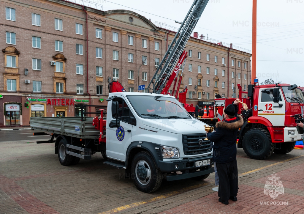 Автопарк Брянского пожарно-спасательного центра пополнился автомобилем для группы специальных работ