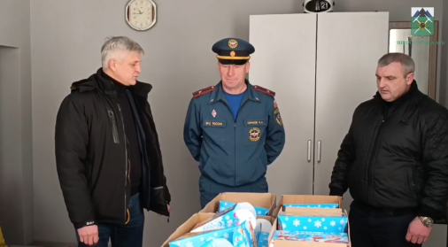 Брянские пожарные поздравили детей из Брянки!