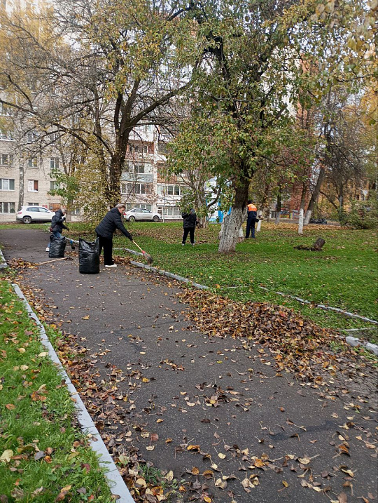 Сотрудники Брянского пожарно – спасательного центра приняли участие в благоустройстве города