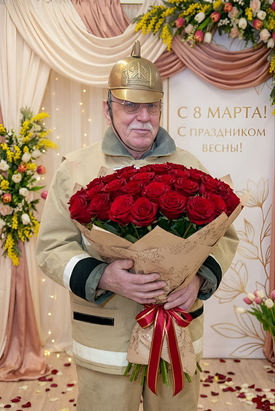 С наступающим весенним праздником — днем 8 Марта