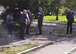 Сотрудники ГКУ «Брянский пожарно – спасательный центр» приняли участие в общеобластном субботнике