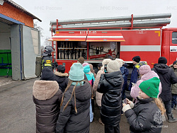 Комаричские школьники пришли в гости к пожарным