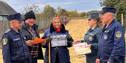 Мглинские огнеборцы напомнили домовладельцам об опасностях при сжигании сухой травы