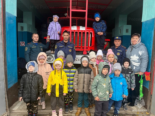 Пожарные провели экскурсию для севских дошколят: малыши учились безопасности
